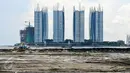 Gundukan pasir menimbun sebagian teluk Jakarta di Muara Angke untuk dijadikan pulau , Jakarta, (17/4). Rencananya, Tempat yang menjadi lokasi sumber penghidupan para nelayan Muara Angke itu mulai disulap menjadi daratan. (Liputan6.com/Yoppy Renato)