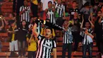 Salah satu suporter Juventus berteriak gembira merayakan kemenangan I Bianconeri atas ISL All Stars 8-1 di Stadion GBK, Jakarta, (6/8/2014). (Liputan6.com/Helmi Fithriansyah)