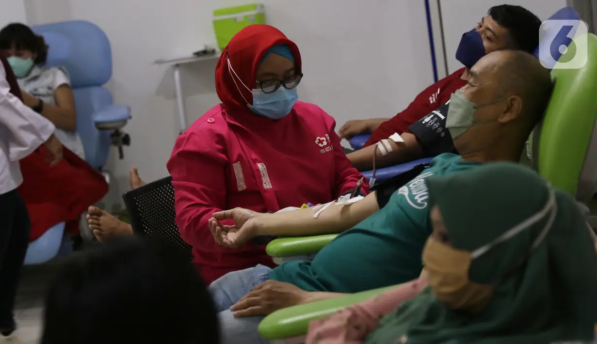 Warga mendonorkan darahnya di PMI Kota Tangerang, Sabtu (12/3/2022). PMI Kota Tangerang terus berupaya melakukan kegiatan donor darah, untuk memenuhi stok yang saat ini masih belum stabil menjelang bulan puasa atau Ramadhan . (Liputan6.com/Angga Yuniar)