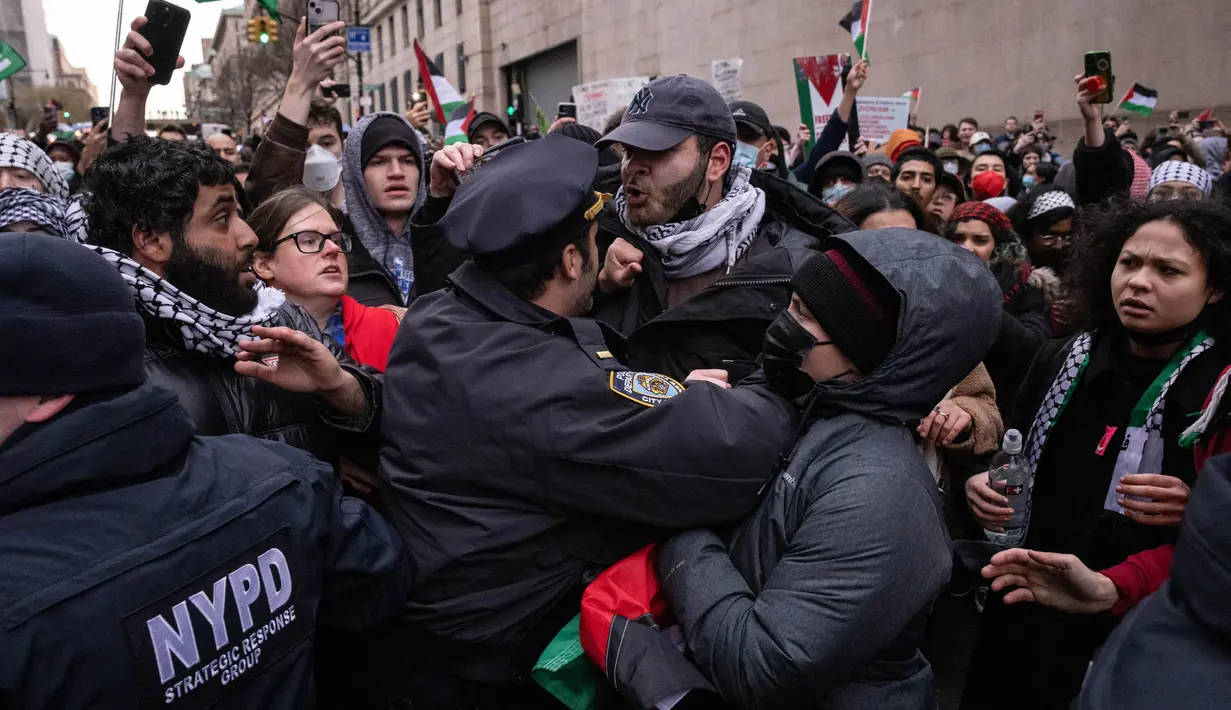 Para pengunjuk rasa pro-Palestina beradu argumen dengan pihak kepolisian di luar Universitas Columbia di New York pada 2 Februari 2024. (Yuki IWAMURA/AFP)