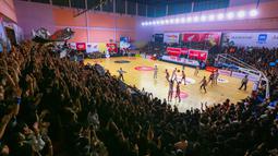 Penonton memadati Gor Cempaka Putih, Jakarta Pusat saat laga final DBL 2023/2024 Seri Jakarta Utara dan Jakarta Pusat antara SMA Jubilee melawan SMA Kolese Kanisius di GOR Cempaka Putih, Jakarta Pusat, Jumat (18/08/2023). (Bola.com/Bagaskara Lazuardi)