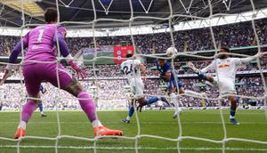 Gelandang Chelsea, Enzo Fernandez, menanduk bola yang berhasil mengoyak jala gawang Leeds United dalam laga semifinal Piala FA 2025/2026 di Stadion Wembley, Minggu (26/4/2026) malam WIB. (Adrian DENNIS / AFP)