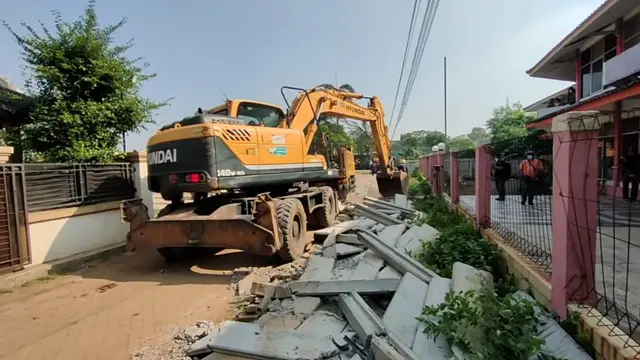 Tembok Beton yang Isolir Rumah Warga di Ciledug, Dibongkar