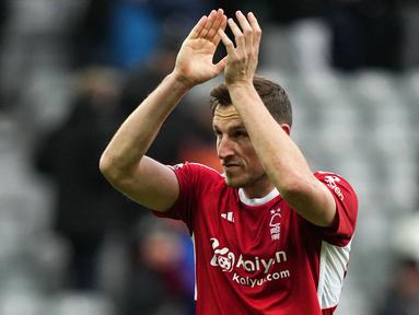 Chris Wood menjadi aktor penting di balik kemenangan 3-1 Nottingham Forest atas Newcastle United pada Rabu (26/12/2023). Wood sukses mencetak tiga gol untuk Nottingham pada laga tersebut. Hal itu membuatnya kini tercatat menjadi pemain ketujuh dalam sejarah Liga Inggris yang berhasil mencetak hattrick dalam laga bertajuk Boxing Day. (AFP/Andy Buchanan)