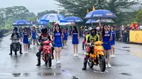 Hujan ganggu jalannya seri pertama Yamaha Cup Race 2025 di Sirkuit Sport Center Rumbai, Pekanbaru, Riau. (Hendry Wibowo/Bola.com)