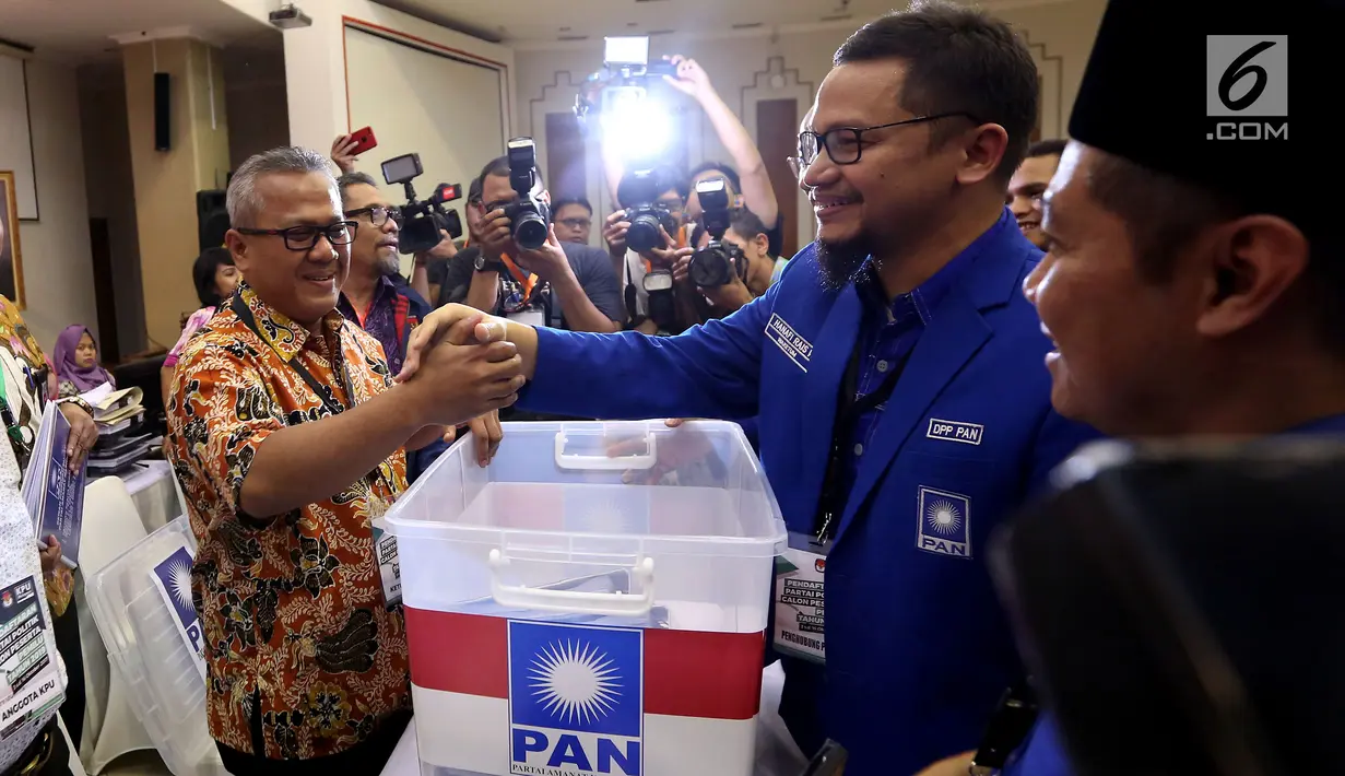 Wakil Ketua Umum PAN Hanafi Rais bersalaman dengan Ketua KPU Arief Budiman saat pendaftaran peserta Pemilu 2019 di Kantor KPU Pusat, Jakarta, Jumat (13/10). PAN menjadi partai ketujuh yang mendaftar sebagai peserta Pemilu 2019. (Liputan6.com/Johan Tallo)