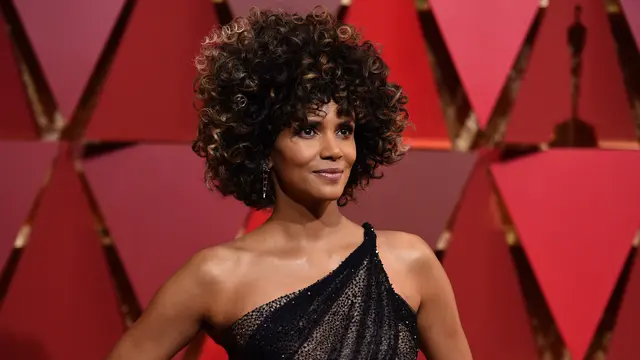 20170226-Halle Berry Tampil Berambut Kribo di Oscar 2017-Los Angeles