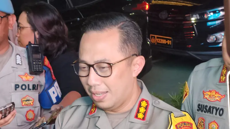 Kabid Humas Polda Metro Jaya, Kombes Pol Ade Ary Syam Indradi saat meninjau suasana malam takbiran di Bundaran Hotel Indonesia, Jakarta Pusat.