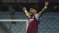 Pemain Aston Villa Tyrone Mings merayakannya kepada para penggemar setelah berakhirnya pertandingan sepak bola Liga Inggris antara Aston Villa dan Fulham di Villa Park, Birmingham, Inggris, Selasa (25/4/2023). Aston Villa memenangkan pertandingan dengan skor 1-0. (AP Photo/Rui Vieira)