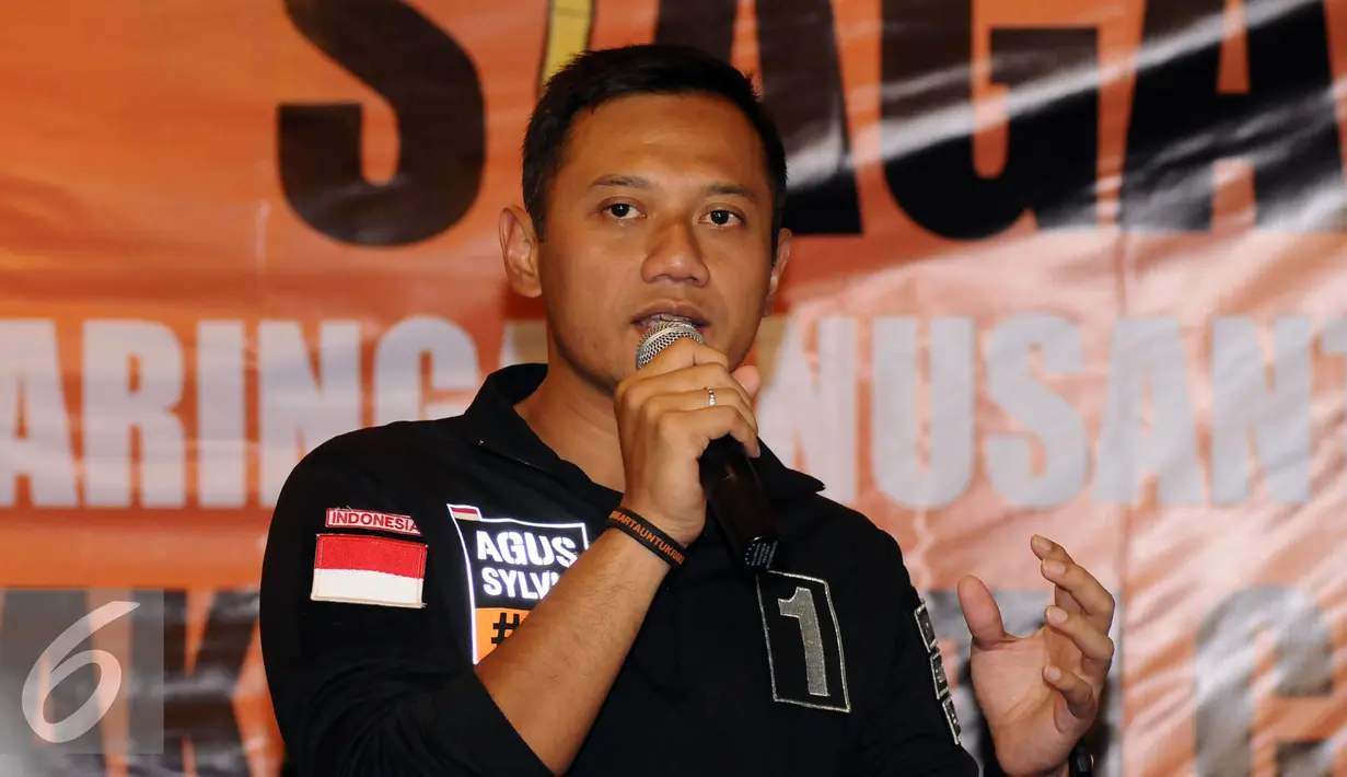 Cagub DKI Jakarta, Agus Harimurti Yudhoyono memberi keterangan jelang menerima simbol siaga Jaringan Nusantara di Jakarta, Rabu (18/1). Bersama Jaringan Nusantara, AHY melakukan siaga pemilu bersih anti kecurangan. (Liputan6.com/Helmi Fithriansyah)