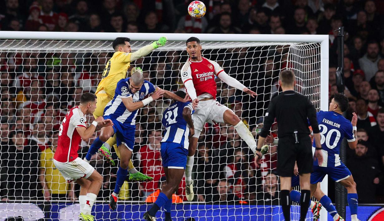 Bermain di leg kedua babak 16 besar Liga Champions 2023/2024, Arsenal berhasil merubah agregat gol menjadi 1-1. (Adrian DENNIS/AFP)