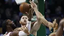 Pebasket Boston Celtics, Aron Baynes dan Jayson Tatum, berusaha menghadang pebasket Phoenix Suns, Greg Monroe, pada laga NBA di Stadion TD Garden, Boston Minggu (3/12/2017). Boston Celtics menang 116-111 atas Phoenix Suns. (AP/Michael Dwyer)