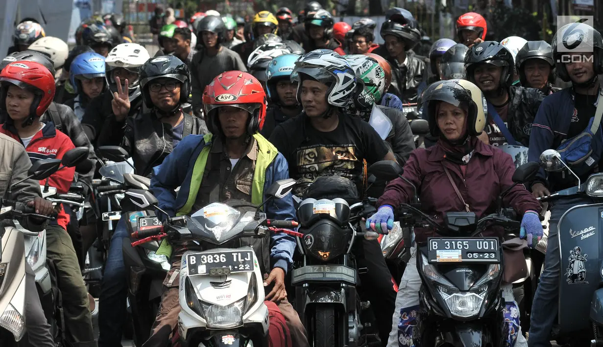 Calon pemudik sepeda motor mengantre menaiki KM Dobonsolo tujuan Tanjung Emas Semarang di Terminal Penumpang Nusantarapura, Pelabuhan Tanjung Priok, Jakarta (30/5/2019). Pemerintah menambah kuota mudik gratis bagi pemotor hingga 3 Juni mendatang (merdeka.com/Iqbal S. Nugroho)