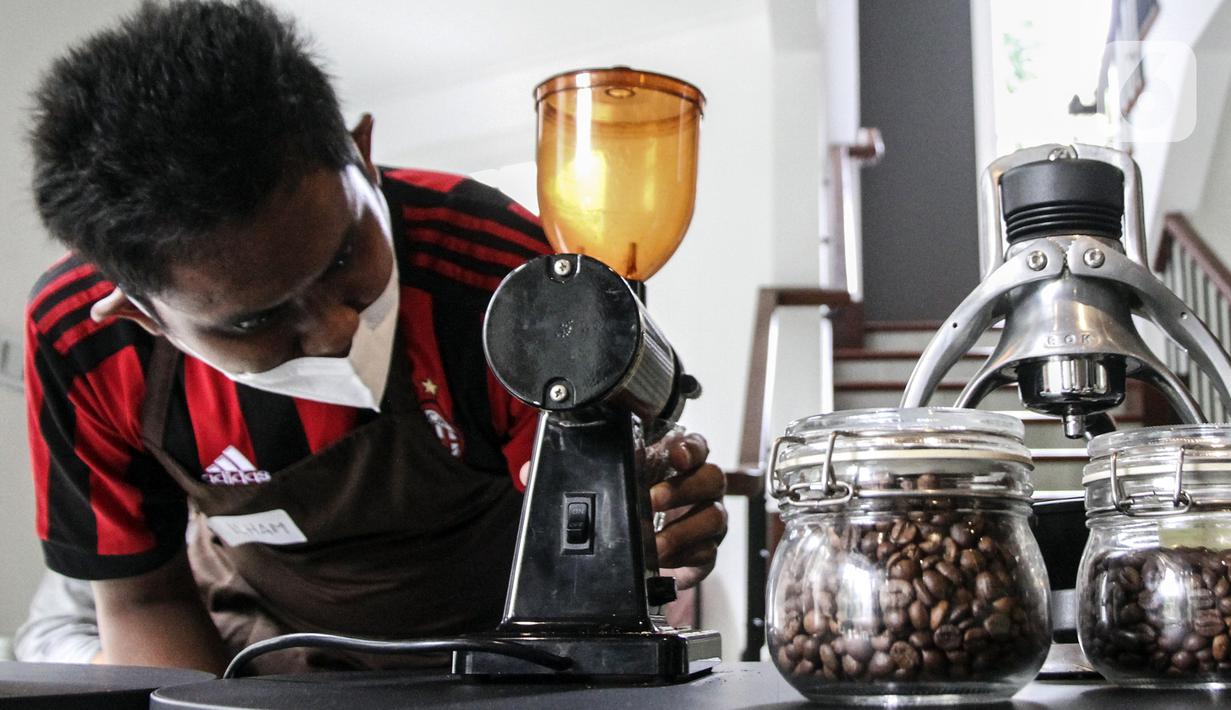 Seorang anak berkebutuhan khusus belajar membuat kopi di The Home, Cilandak, Jakarta, Selasa (11/1/2022). Belajar membuat kopi merupakan salah satu pelatihan khusus yang disesuaikan dari minat anak berkebutuhan khusus setelah selesai pendidikan di SLB. (Liputan6.com/Johan Tallo)