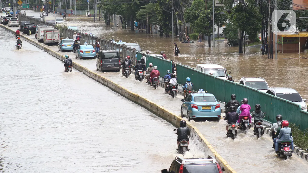 Begini Suasana Banjir di Jalan Gunung Sahari