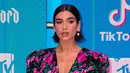 Penyanyi cantik Dua Lipa berpose saat tiba menghadiri MTV Europe Music Awards 2018  di Bilbao, Spanyol (4/11).  Penyanyi asal Inggris tampil cantik dan seksi mengenakan mini dress bermotif bunga di acara tersebut.  (AP Photo/Vianney Le Caer)