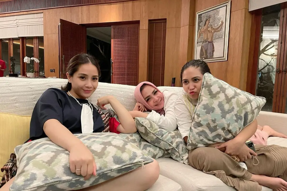 6 Potret Rieta Amilia Bareng Nagita Slavina dan Caca Tengker, Selalu Kompak