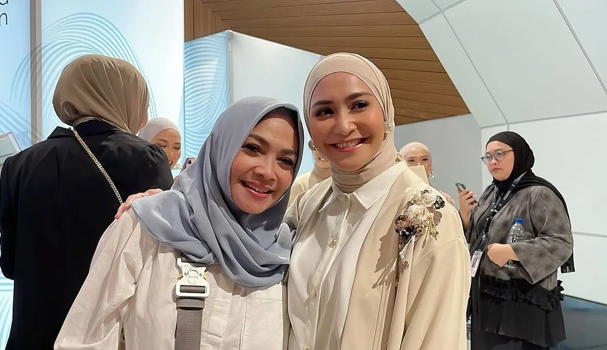 Caca Tengker belum lama ini jadi muse untuk salah satu produk hijab kekinian di JFW 2024. [Instagram.com/rieta_amilia]