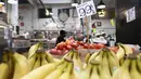 Pisang dijual di sebuah kios di dalam Grand Central Market di pusat kota Los Angeles, California, Amerika Serikat (AS), Jumat (11/3/2022). Ekonomi terbesar dunia itu terus dihantam oleh gelombang inflasi, yang diperkirakan akan memburuk akibat serangan Rusia ke Ukraina. (Patrick T. FALLON/AFP)