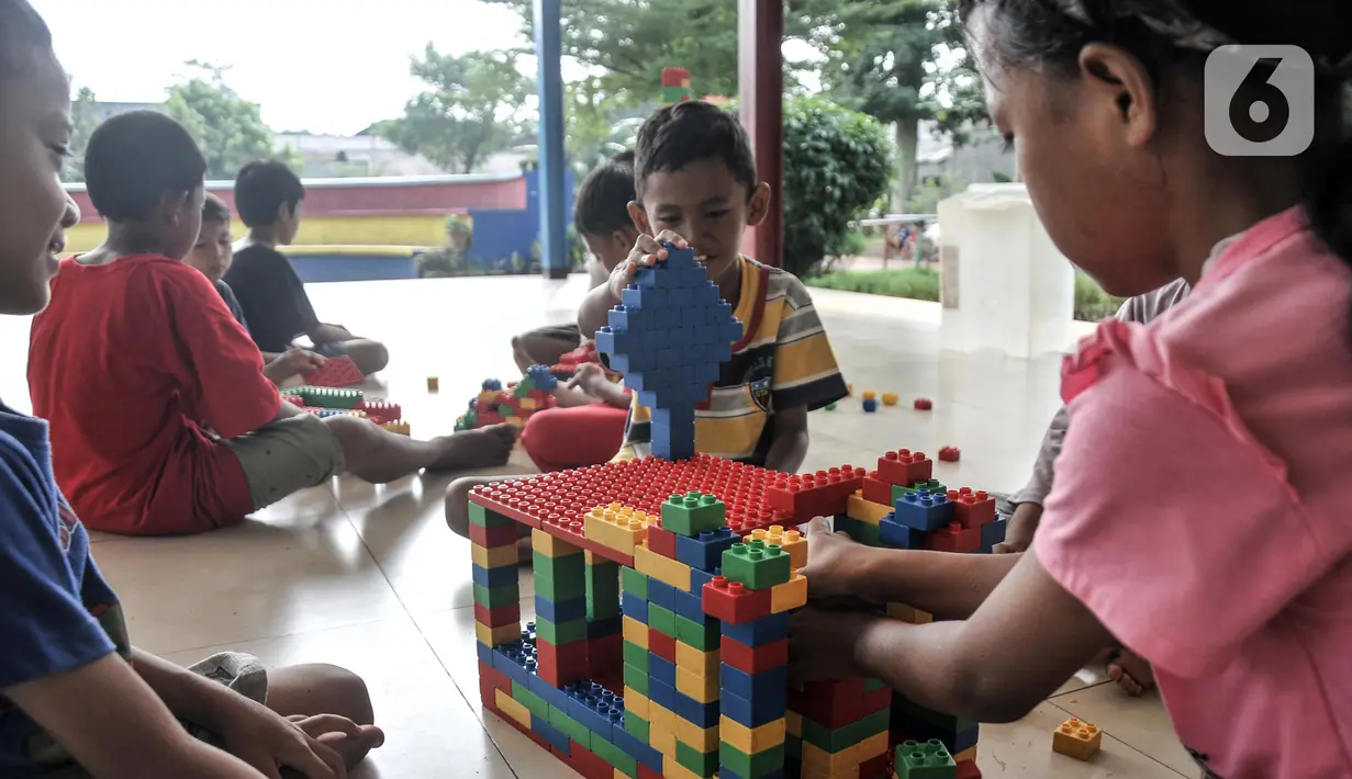 Anak-anak bermain lego di Ruang Publik Terpadu Ramah Anak (RPTRA) Rawa Jaya, Kelurahan Pondok Kopi, Duren Sawit, Jakarta Timur, Senin (6/6/2022). RPTRA masih menjadi tempat favorit anak-anak Ibu Kota untuk bermain serta ruang interaksi usai pulang sekolah. (merdeka.com/Iqbal S. Nugroho)