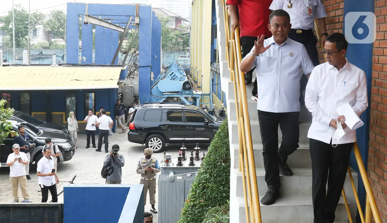 Pejabat (Pj) Gubernur DKI Jakarta Heru Budi Hartono (kanan) bersama Ketua DPRD DKI Jakarta Prasetyo Edi Marsudi meninjau Rumah Pompa Waduk Pluit di kawasan Penjaringan, Jakarta Utara, Rabu (19/10/2022). Tinjauan ini bertujuan untuk melihat kondisi rumah pompa dalam mengantisipasi untuk menghadapi musim penghujan tahun ini. (Liputan6.com/Herman Zakharia)