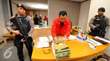 Dirtipikor Bareskrim Polri menggeledah kantor PT.Polytama propindo di Jakarta, Kamis (18/6/2015). Penyidik menggeledah kantor pendiri TPPI Honggo Wendratmo terkait korupsi penjualan kondensat dari SKK Migas kepada PT TPPI. (Liputan6.com/Yoppy Renato)