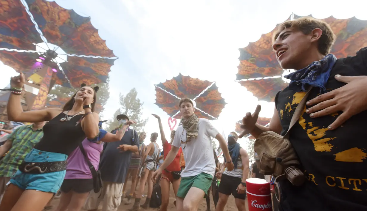 Peserta berkumpul dan menari saat mengikuti Oregon Eclipse Festival (20/8). Festival ini digelar jelang gerhana matahari total yang terjadi pada 21 Agustus 2018 waktu setempat. (AFP Photo/Robyn Beck)