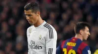 Penyerang Real Madrid, Cristiano Ronaldo terlihat sedih usai timnya dikalahkan Barcelona pada laga Liga Spanyol di Stadion Nou Camp, Senin (23/3/2015). Barcelona Menang 2-1 atas Real Madrid. (Reuters/Paul Hanna)