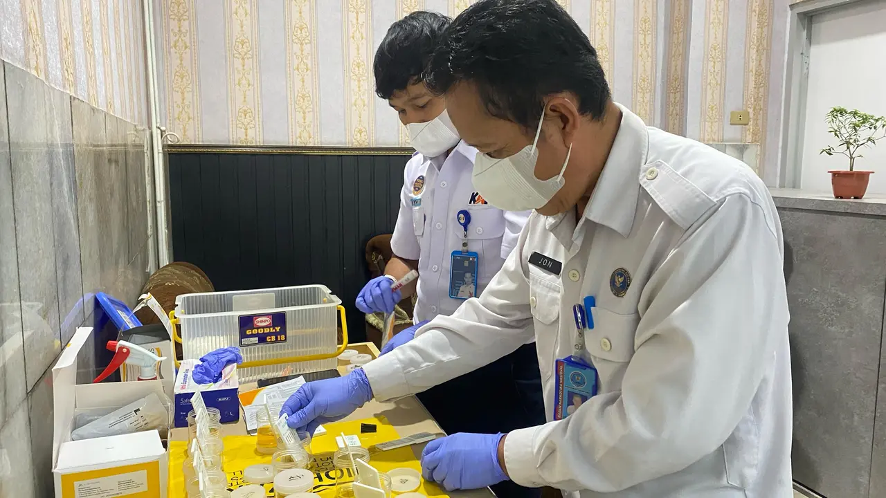 Pengecekan urine dilakukan oleh BNNP Lampung terhadap masinis serta Awak Sarana Perkeretaapian guna memastikan keamanan dan kelancaran pemudik. Foto : (Istimewa).