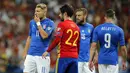 Para pemain Italia tampak kecewa usai takluk dari Spanyol pada laga kualifikasi piala dunia 2018 di Stadion Santiago Bernabeu, Madrid, Sabtu (2/9/2017). Spanyol menang 3-0 atas Italia. (AP/Paul White)