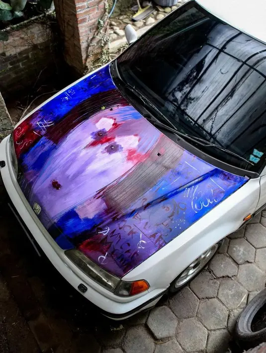 Jika diliat dari dekat, lukisan abstrak tersebut mempunyai detail yang membuat banyak orang terpana. (Foto: Instagram/@iqbaal.e)