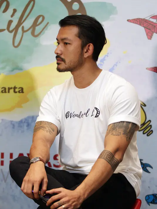 Film ini menggambarkan perjuangan orang tua untuk mengobati anaknya yang terserang sakit sejak lama. (Deki Prayoga/Bintang.com) 