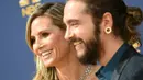 Model senior Heidi Klum dan pacarnya, Tom Kaulitz saat menghadiri Emmy Awards 2018 di Los Angeles, AS, Senin (17/9). Diakui Heidi, banyak orang mempermasalahkan asmara mereka lantaran perbedaan usia yang cukup jauh. (VALERIE MACON/AFP)
