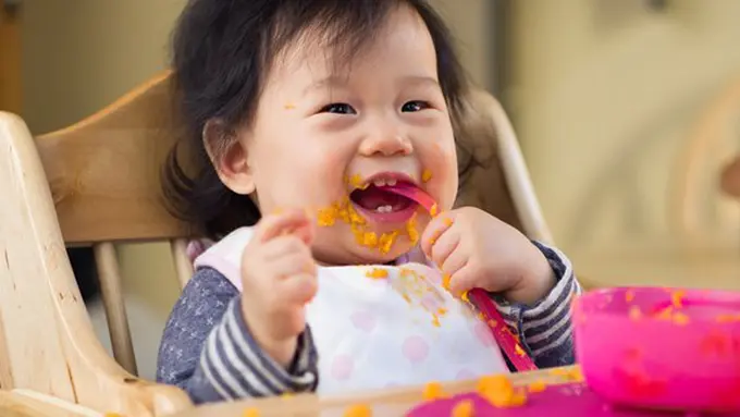 Mengenalkan makan padat/copyright Shutterstock.com