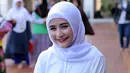 Ia percaya dengan membaca ayat 1000 dinar beserta artinya setiap selesai salat bisa memberikan rejeki bagi dirinya. Tak hanya soal materi, rejeki yang dimaksud Prilly pun bisa diartikan secara luas. (Deki Prayoga/Bintang.com)