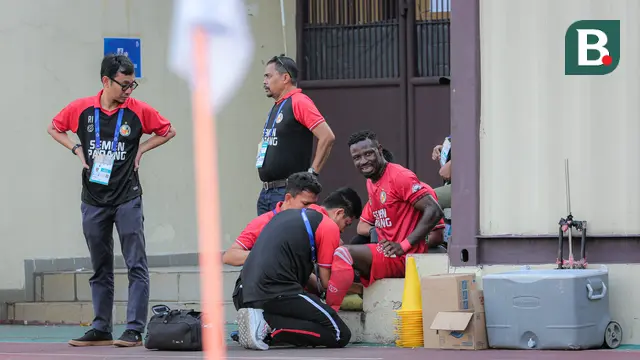 Foto: Niat Backheel Malah Terkilir, Momen Apes Ngwoke saat Gagal Cetak Gol untuk Semen Padang di BRI Liga 1 2024/2025