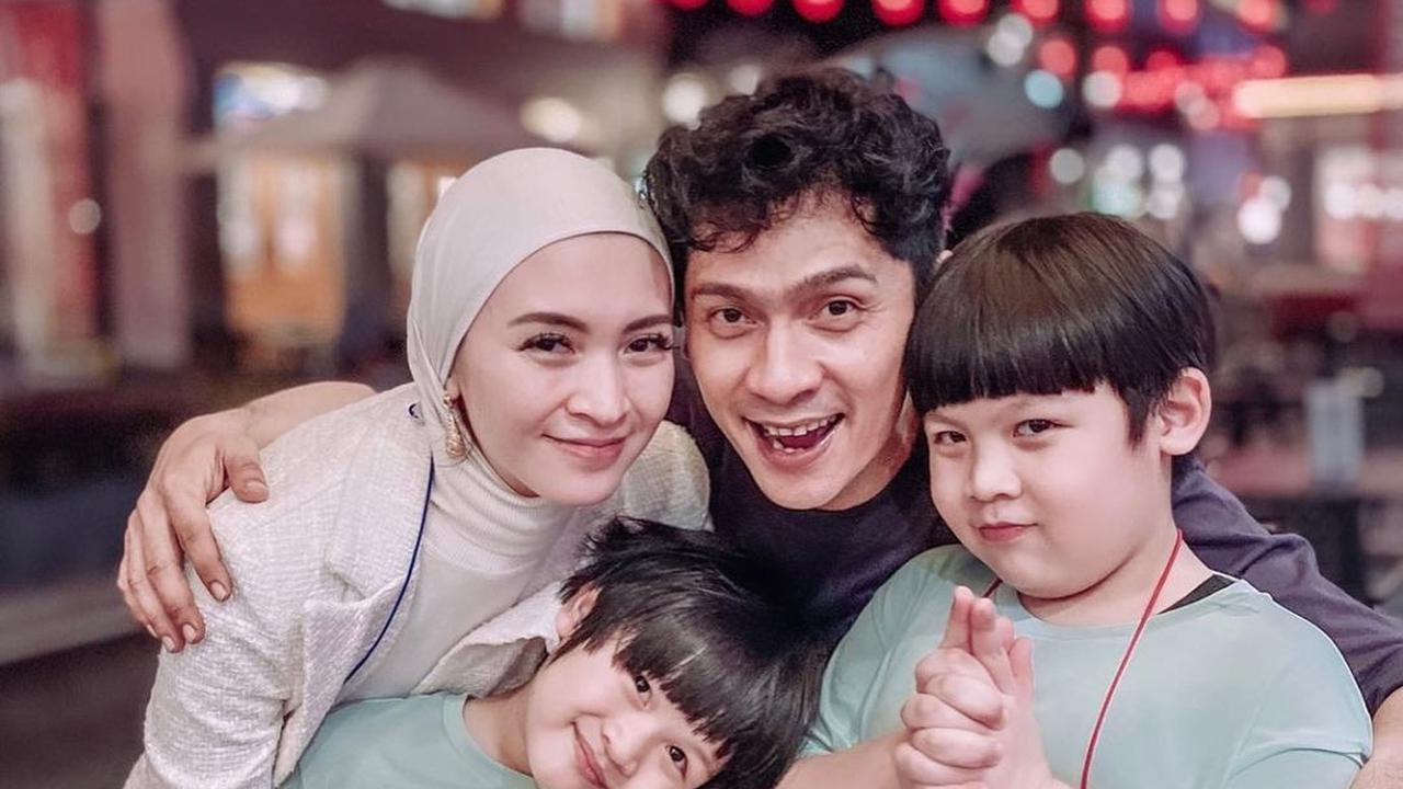 6 Potret Keluarga Kecil Donita dan Adi Nugroho,