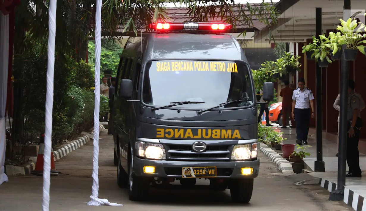 Mobil ambulans pembawa kantong jenazah pascakecelakaan pesawat Lion Air JT 610 tiba RS Polri, Kramat Jati, Jakarta, Selasa (30/10). Pesawat Lion Air JT 610 yang jatuh membawa 188 orang. (Liputan6.com/Immanuel Antonius)