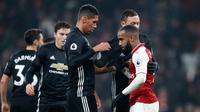 Pemain Manchester United menyalami pemain Arsenal Alexandre Lacazette usai pertandingan dalam Liga Inggris di stadion Emirates, London (2/12). Dalam pertandingan itu Manchester United menang 3-1 atas Arsenal. (AP Photo/Kirsty Wigglesworth)