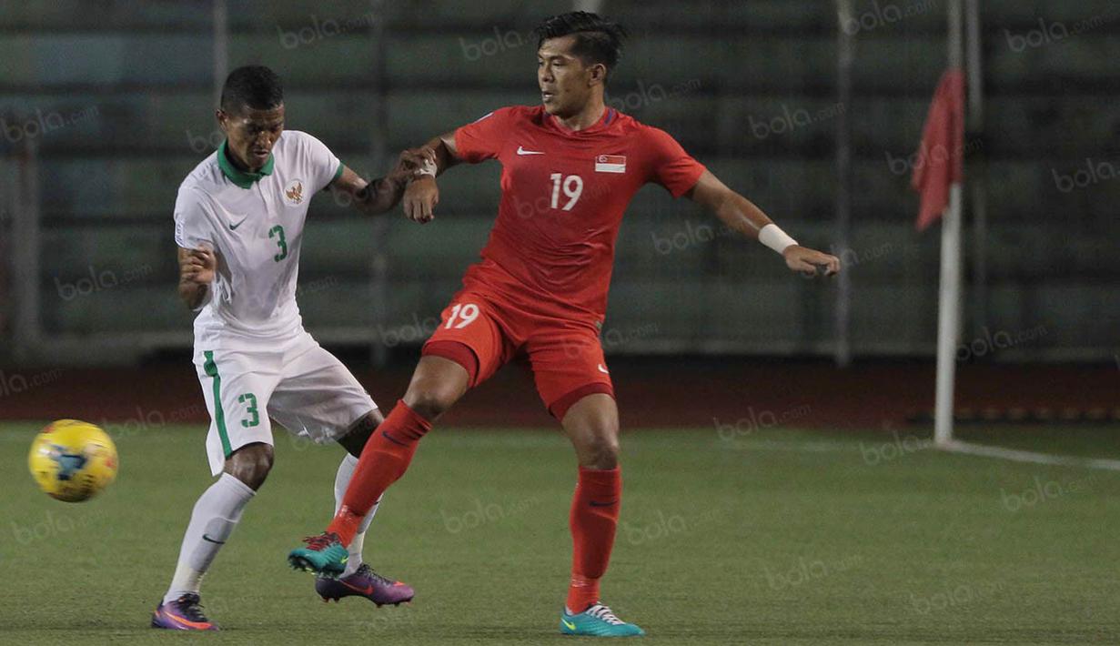 Bek sayap Timnas Indonesia, Abduh Lestaluhu, menghadang pergerakan pemain Singapura pada laga Piala AFF 2016 di Filipina, Jumat (25/11/2016). Indonesia tertinggal 0-1 dari Singapura. (Bola.com/Nicklas Hanoatubun)