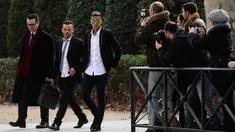 Penyerang Barcelona, Neymar (ketiga kiri) meninggalkan pengadilan nasional Spanyol di Madrid (p Neymar dan presiden Josep Maria Bartomeu akan memberikan bukti dalam kasus transfernya dari Santos ke Barcelona pada 2013. (AFP PHOTO/AVIER Soriano)