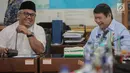 Direktur Komunikasi dan Media Badan Pemenangan Nasional (BPN) Prabowo-Sandi, Hashim Djojohadikusumo (kanan) berbincang dengan Ketua KPU Arief Budiman di Kantor KPU, Jakarta, Jumat (29/3). Kedatangan BPN tersebut untuk membahas terkait laporan permasalahan DPT. (Liputan6.com/Faizal Fanani)