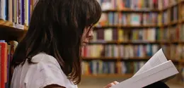 Ilustrasi mahasiswa sedang membaca di perpustakaan (dok.unsplash/ Eliott Reyna)