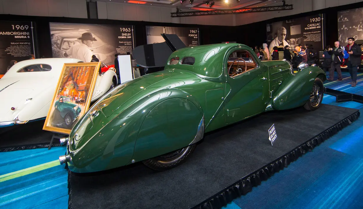 Pengunjung menyambangi pameran Cobble Beach Classics Canadian International Auto Show (CIAS) 2020 di Toronto, Kanada, Kamis (20/2/2020). Pameran yang berlangsung pada 14-23 Februari 2020 ini menampilkan 15 mobil klasik. (Xinhua/Zou Zheng)