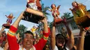 Umat Katolik Roma mengangkat patung simbol Bayi Yesus saat pemberkatan di Manila, Filipina (21/1). Prosesi keagaman tersebut merupakan bagian dari perayaan Santo Nino. (AP Photo / Bullit Marquez)