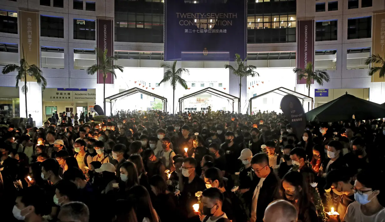 Para pengunjuk rasa menyalakan lilin memberi penghormatan kepada mahasiswa Alex Chow Tsz-lok yang tewas di Hong Kong (8/11/2019). Tewasnya Chow memicu kemarahan lebih besar terhadap pihak berwenang di wilayah China semi-otonom. (AP Photo/Kin Cheung)