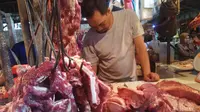 Daging sapi segar di pasaran tembus di harga Rp 130.000 per Kilogram (Liputan6.com / Nefri Inge)