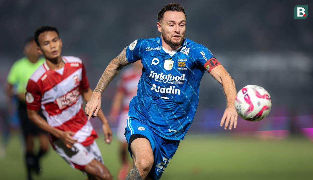 <p>Gelandang Persib Bandung, Marc Klok menguasai bola saat menghadapi Madura United pada laga leg kedua final Championship Series BRI Liga 1 2023/2024 di Stadion Gelora Bangkalan, Madura, Jumat (31/5/2024). (Bola.com/Bagaskara Lazuardi)</p>