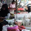Pedagang Pasar tradisional Kalimalang Cakung Barat menata barang dagangannya di Jakarta Timur, Senin (4/9/2023). (merdeka.com/Imam Buhori)