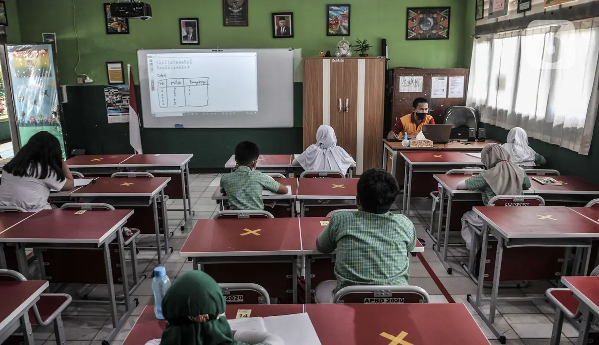 Siswa saat mengikuti kegiatan belajar tatap muka di SDN Pekayon Jaya VI, Bekasi, Rabu (24/3/2021). Jumlah siswa pun dibatasi hanya 15 orang tiap kelas dan wajib mengenakan masker baik murid maupun guru. (merdeka.com/Iqbal S. Nugroho)